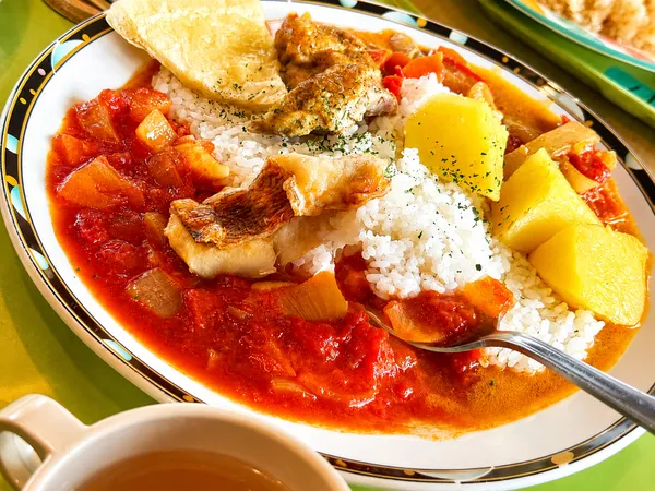  焼いた魚とトマト風味の赤いソースを使ったミャンマー料理ガーヒン