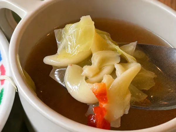 ャベツなどの野菜が入ったドライライスセットのスープ