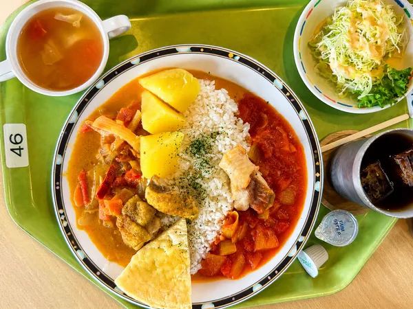 サモアのカレモアとミャンマーのガーヒンを一皿で味わえる2か国カレー