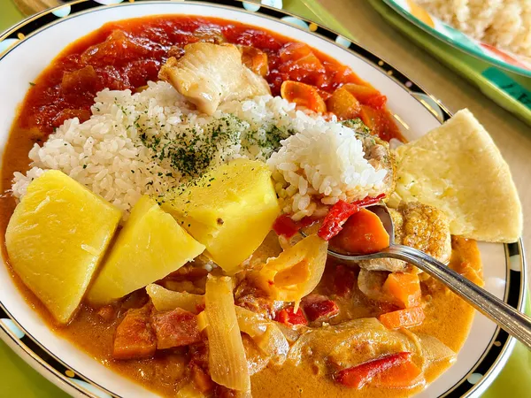 ココナッツ風味のサモア料理カレモアと大きく切られたジャガイモ