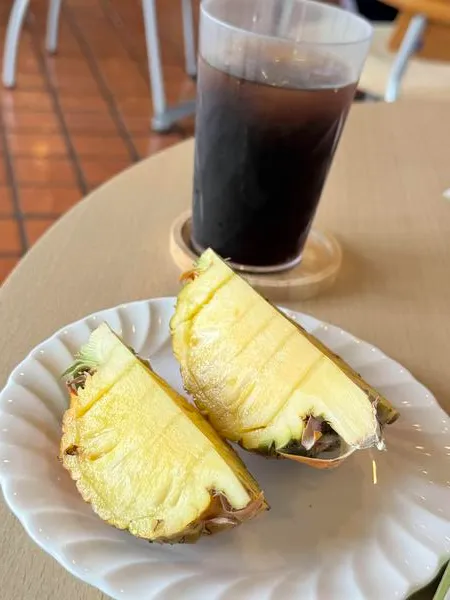 沖縄県産パイナップルのゴールドバレル2切れとアイスコーヒー