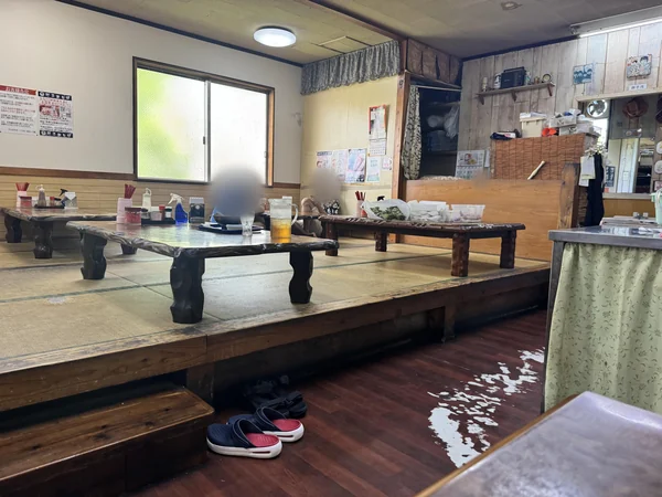 だるまそばの広い座敷席と店内の様子