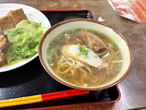 煮つけそばセットに付く三枚肉とかまぼこ入り沖縄そば