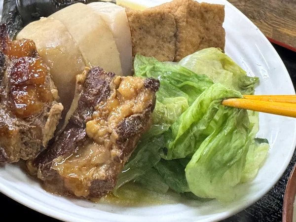 だるまそばの煮つけに入ったソーキと葉物野菜