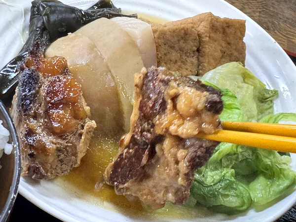だるまそばの煮つけに入った大きなソーキ
