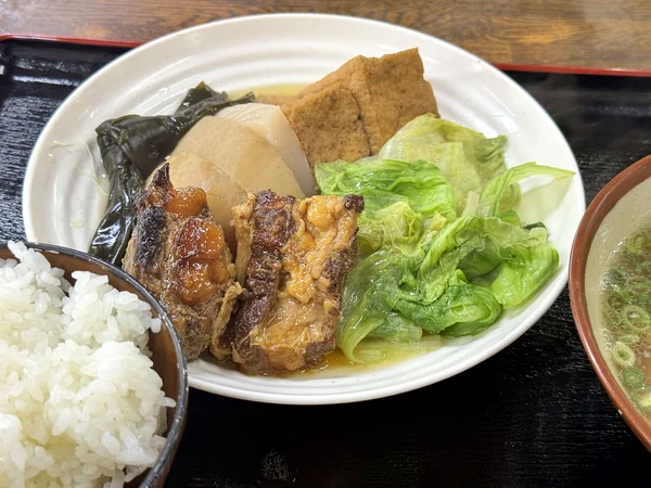 ソーキや大根、豆腐が盛られただるまそばの煮つけ