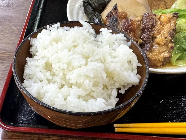 煮つけそばセットに付くしっかり盛られたご飯