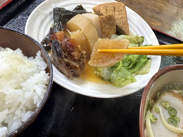 煮汁が染み込んだだるまそばの煮つけの大根