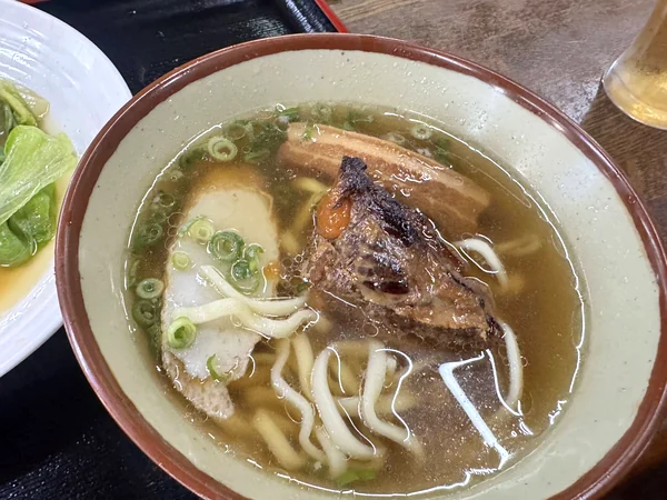 煮つけのソーキを沖縄そばに入れたアレンジ