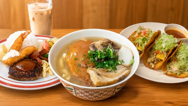 沖縄そばとタコス、ハンバーグやエビフライのプレートランチを並べた沖縄グルメ