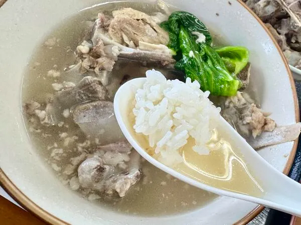 糸満市采の骨汁、最後にはご飯に汁にしみこませて