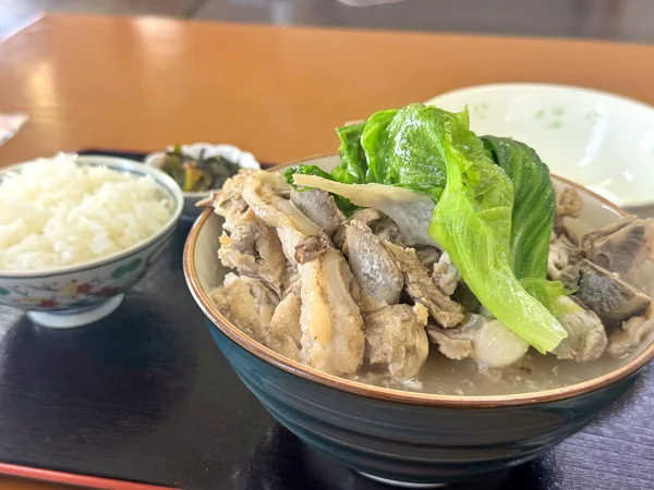 糸満市　采の骨汁、肉がホロホロ