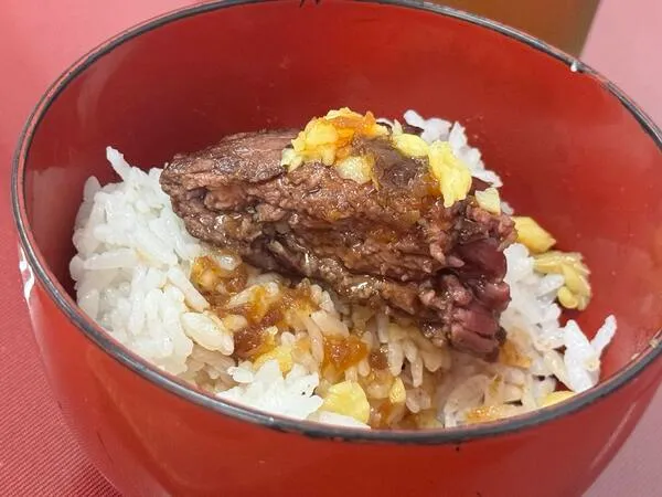 県民ステーキと刻みにんにくをご飯にのせて作った自分流のステーキ丼