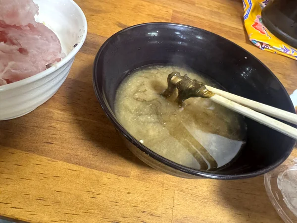 魚太郎くんでおかわりできるもずく入り味噌汁