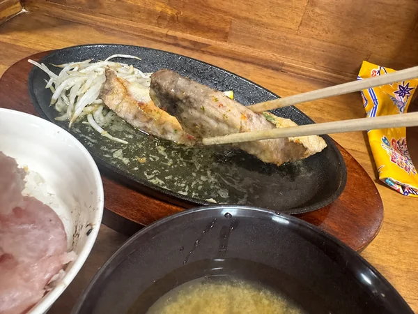 箸で持ち上げた県産魚ステーキの身