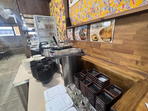 魚太郎くんのカウンター席と店内