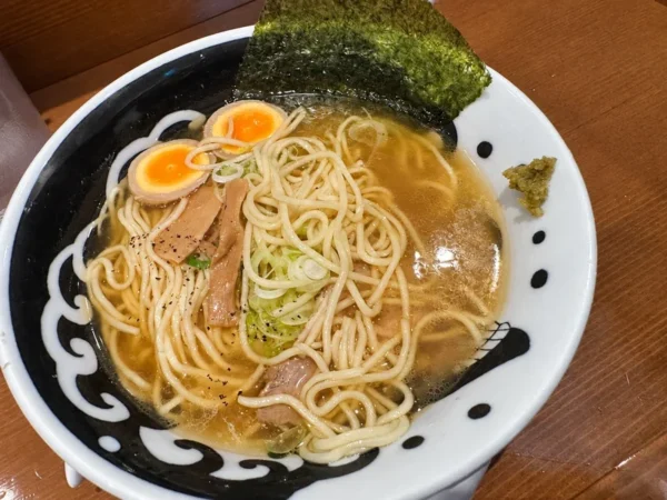ラーメン潮の味玉塩ラーメンに柚子胡椒を添えて味を変えた様子