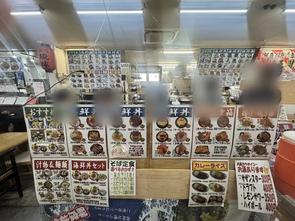 海産物食堂 琉球の注文カウンターと豊富なメニュー