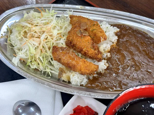 マグロかつとキャベツが添えられたマグロかつカレー