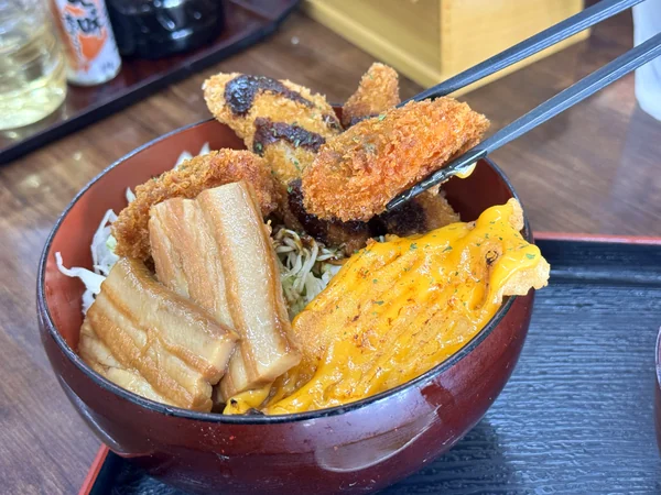 Bランチ丼に入った大きめのカキフライ