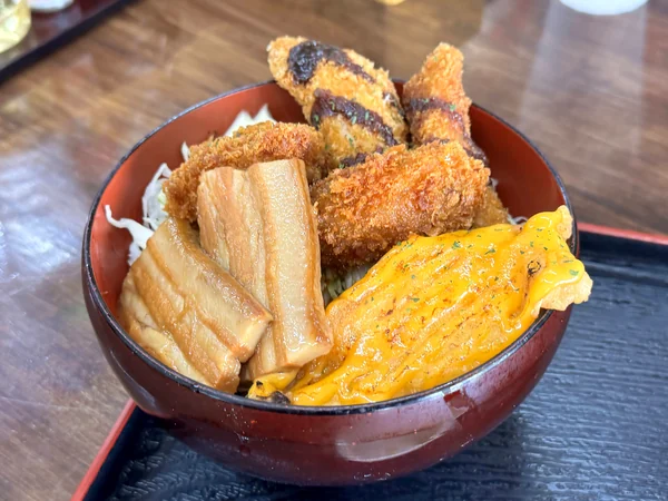 三枚肉や海鮮フライ、ウニソース焼きがのったBランチ丼