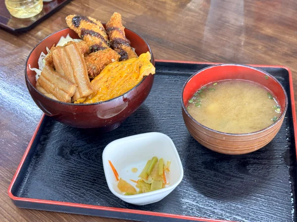 海産物食堂 琉球のBランチ丼と味噌汁・漬物