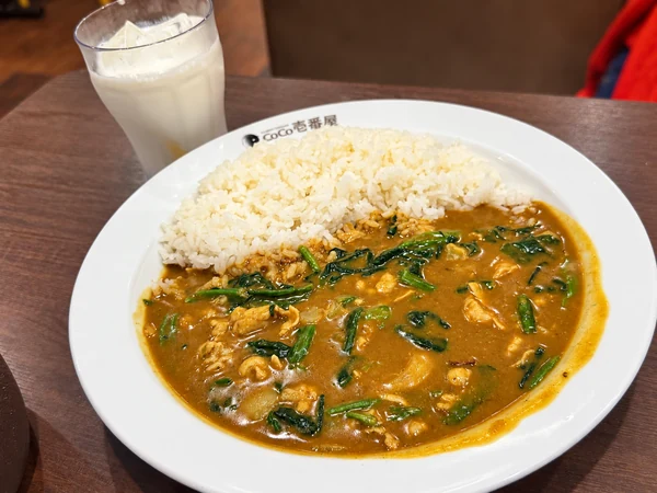 同行者が注文したほうれん草入りカレーとラッシー