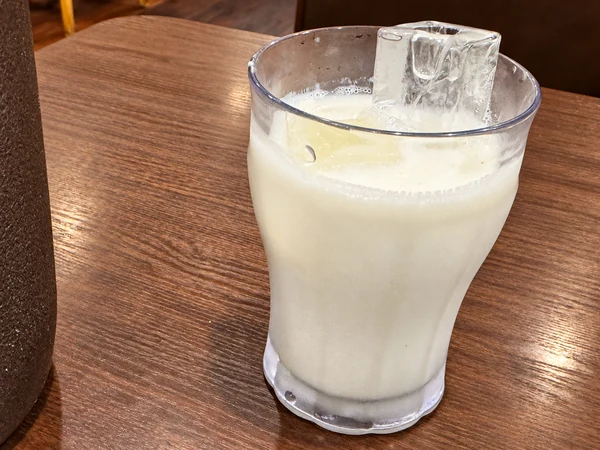 CoCo壱番屋で注文した氷入りのラッシー
