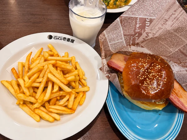 チキンカツカレーバーガーと大盛りフライドポテト、ラッシー