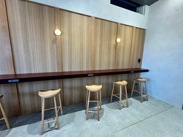 永遠の豆富屋があるフードコートの一人でも利用しやすいカウンター席