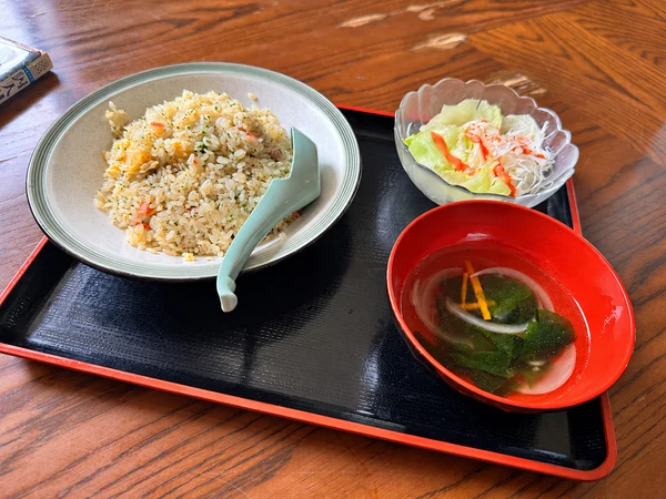 うとぅいむちで注文した卵とハム、フーチバー入りの料理とセットのスープ・サラダ