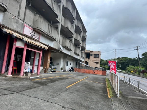 南城市うとぅいむちの店舗駐車場