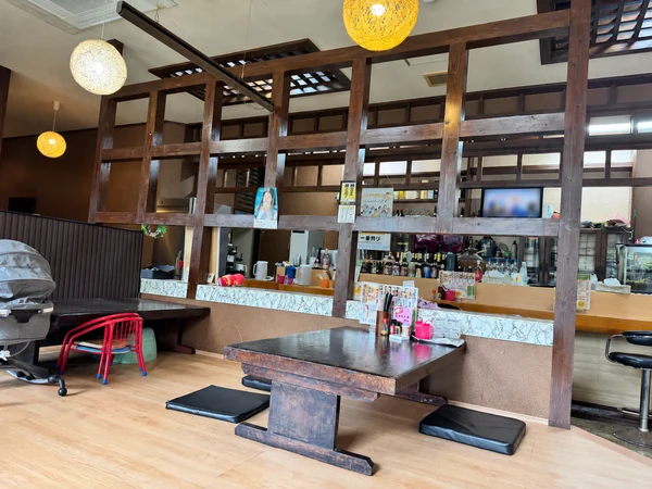 南城市のうとぅいむちの店内と客席の様子