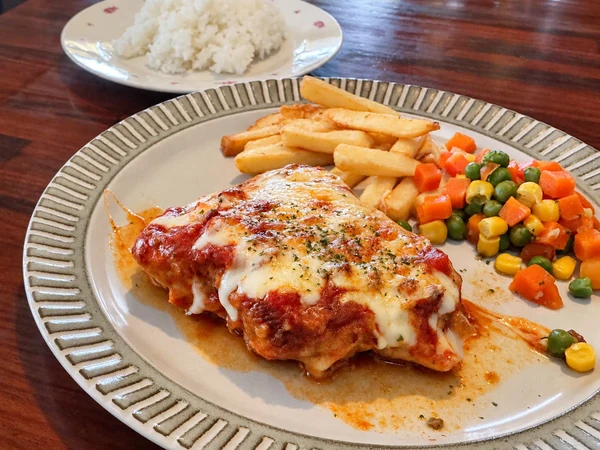 沖縄市ラベンダーのチキンチーズ焼き