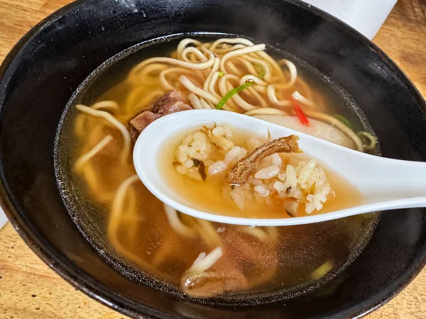 玉家そばの沖縄そば出汁にジューシーをいれて食べてみました。