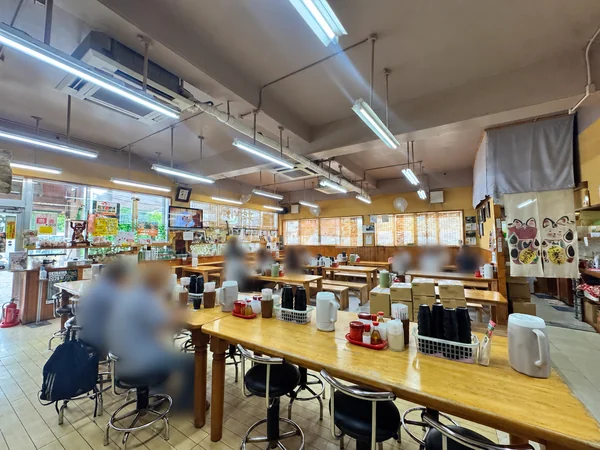 玉家そば_店内テーブル席